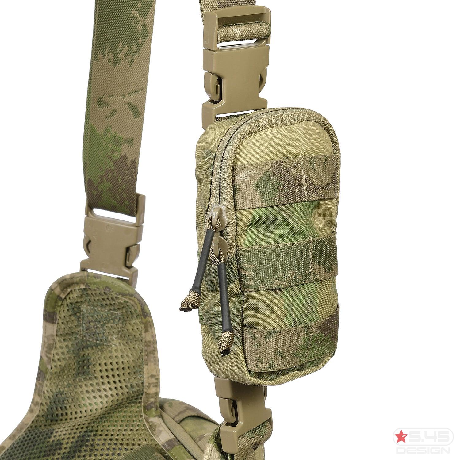 The strap is equipped with an integrated pouch with MOLLE attachments on it that allows you to install additional elements.